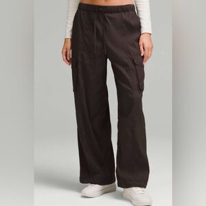 EUC Lululemon Lightweight Adjustable Mid-Rise Cargo Pant
*Espresso*